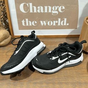 Nike Air Tennis Shoes